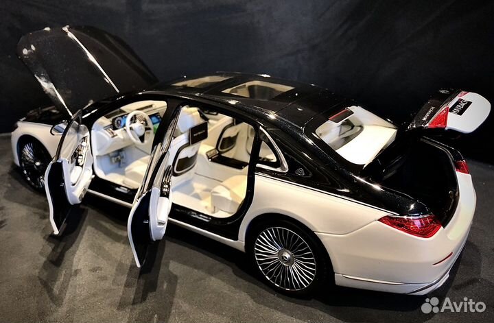 Модель 1:18 Mercedes Maybach x223