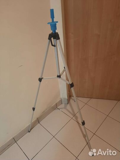 Болванка с напольным штативом. Для парикмахера