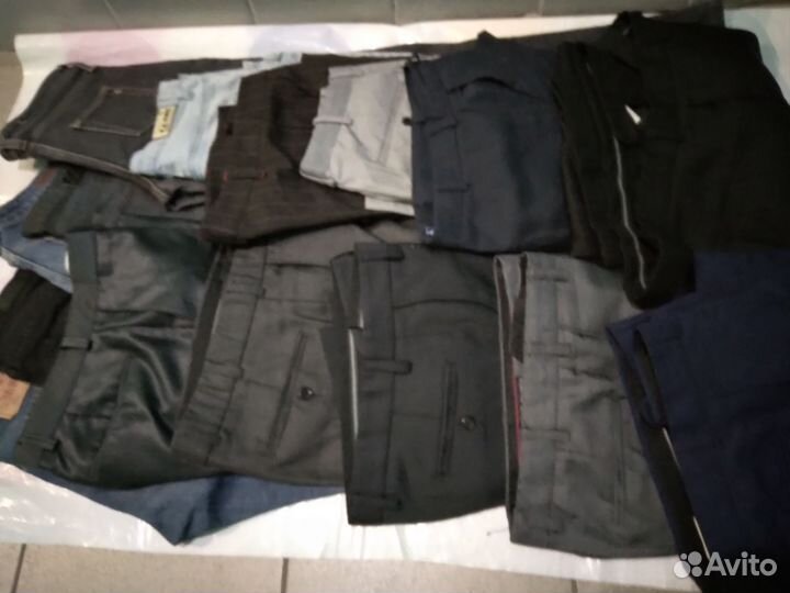 Брюки джинсы много