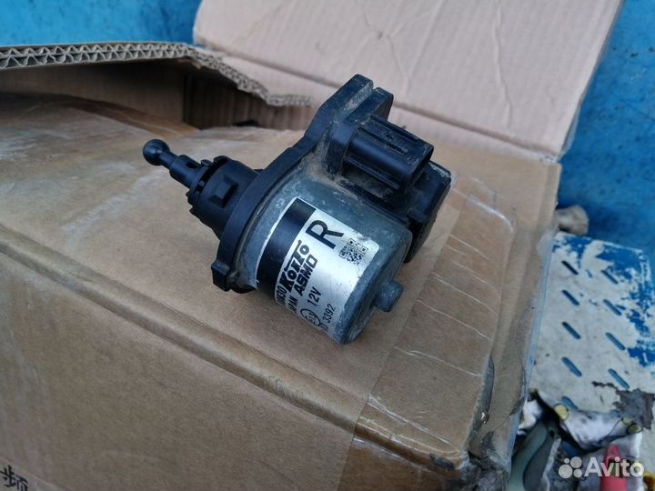 Корректор фары правый Toyota Lexus