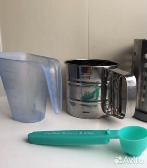 Сито для муки, мерный стакан и ложка