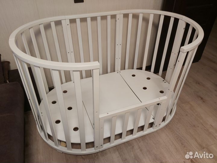 Детская кроватка с маятником