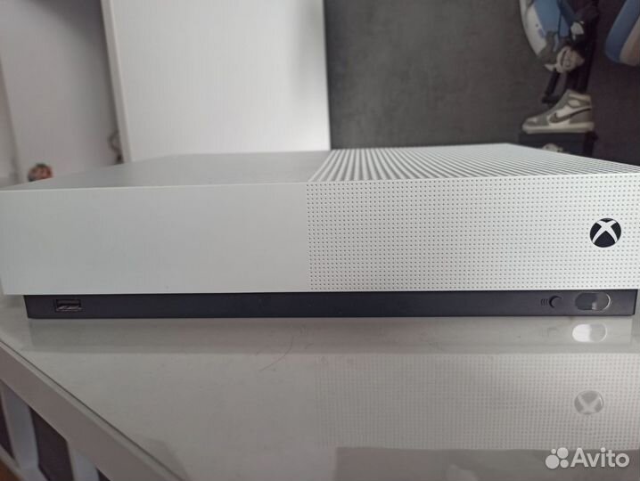 Xbox One S 1tb + новый геймпад