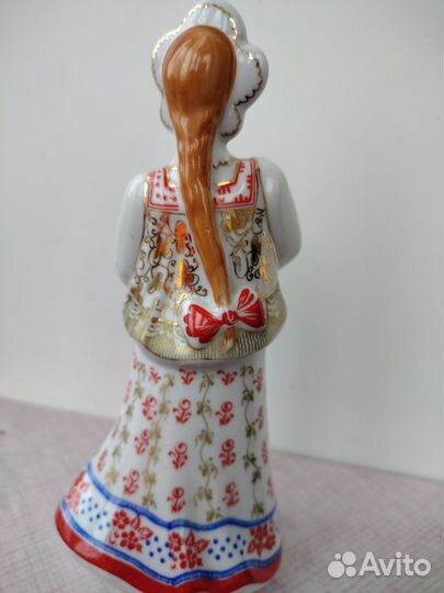Статуэтка фарфор девушка