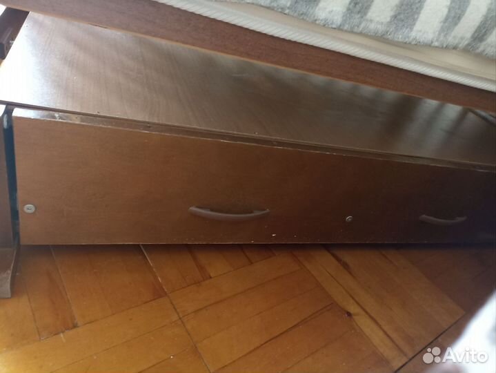 Детская кроватка с маятником и ящиком