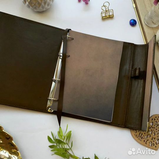 Арно: Кожаный коричневый ежедневник Арно с индивидуальной гравировкой - идеальный подарок для мужчин