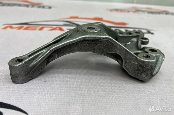 Кронштейн компрессора кондиционера Peugeot 308