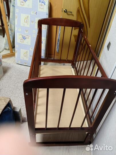 Детская кроватка с маятником и матрасом