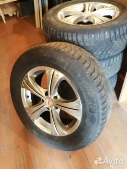 Зимние шипованные шины в сборе