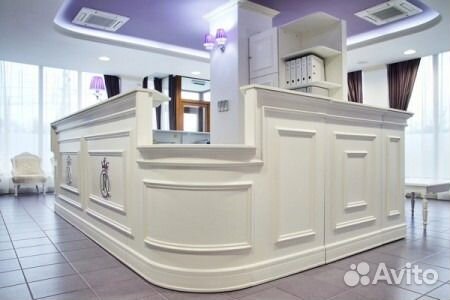 Стойка ресепшн для офиса, классические фасады