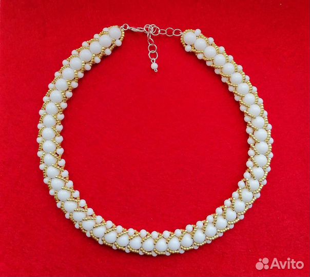 Колье из натурального белого агата и бисера тохо