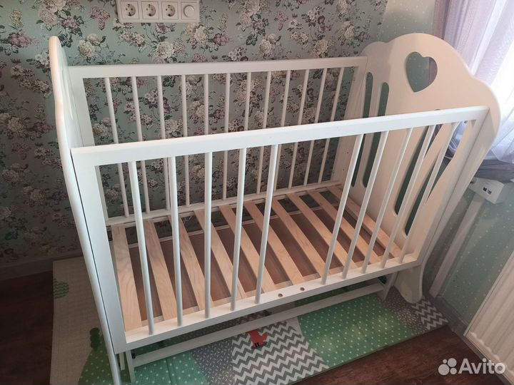 Детская кроватка с маятником и ящиком