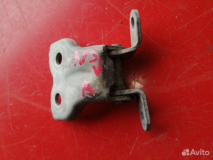 Петля двери задняя Toyota Avensis