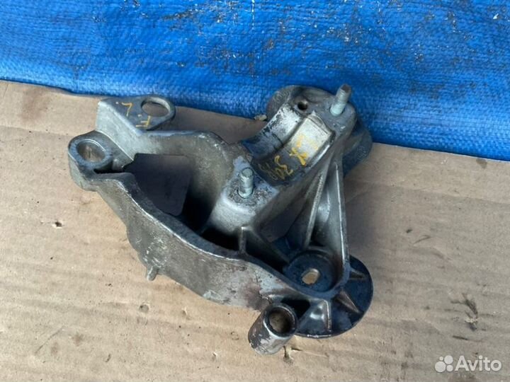 Кронштейн подушки двигателя левый Audi A4 B7 \ 8E