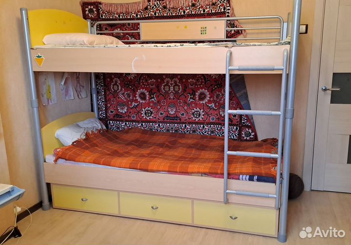 Двухъярусная кровать с матрасами, требуется ремонт