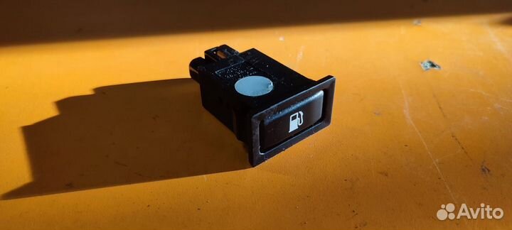 Кнопка открытия лючка бензобака Toyota Avensis Т25