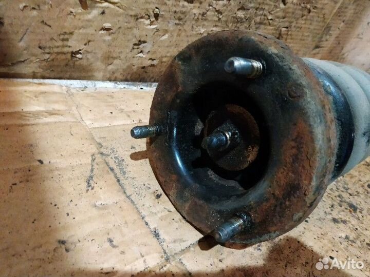 Стойка амортизатора переднего правого Mitsubishi P