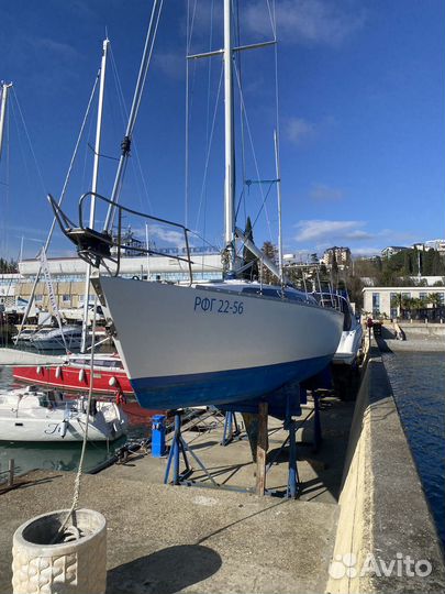 Парусно-моторная яхта