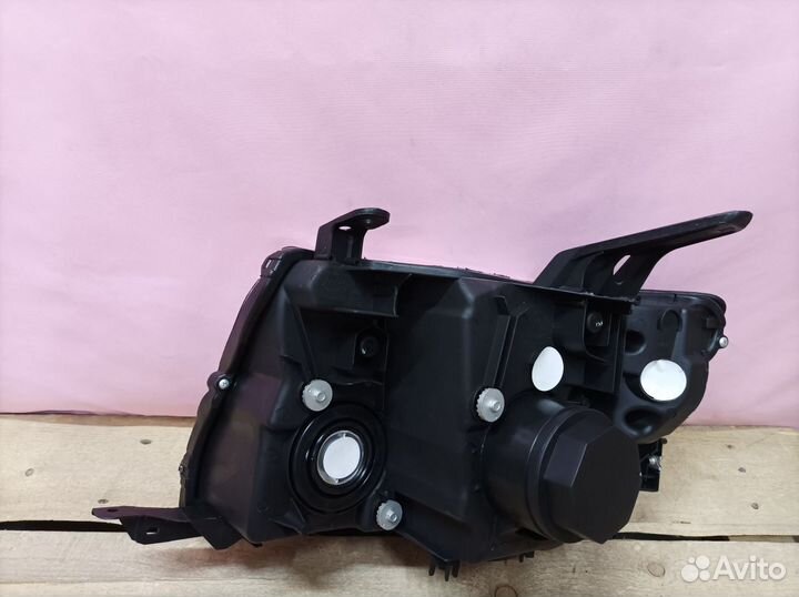 Фара правая Mitsubishi Pajero 4 2006