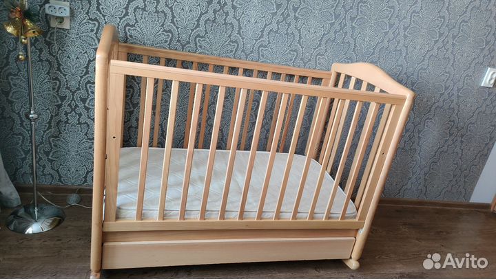 Детская кроватка с маятником и ящиком