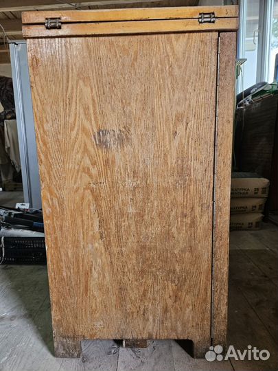 Машинка швейная с тумбой ножная