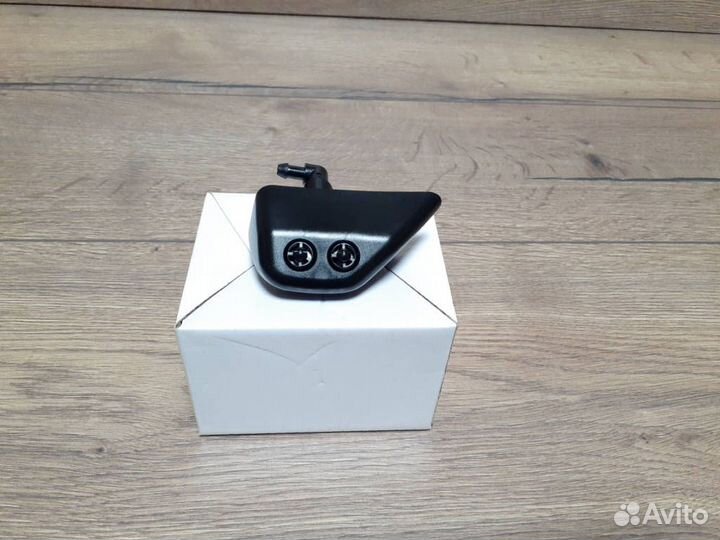 Омыватель фар левый Freelander 2 L359 LR003851