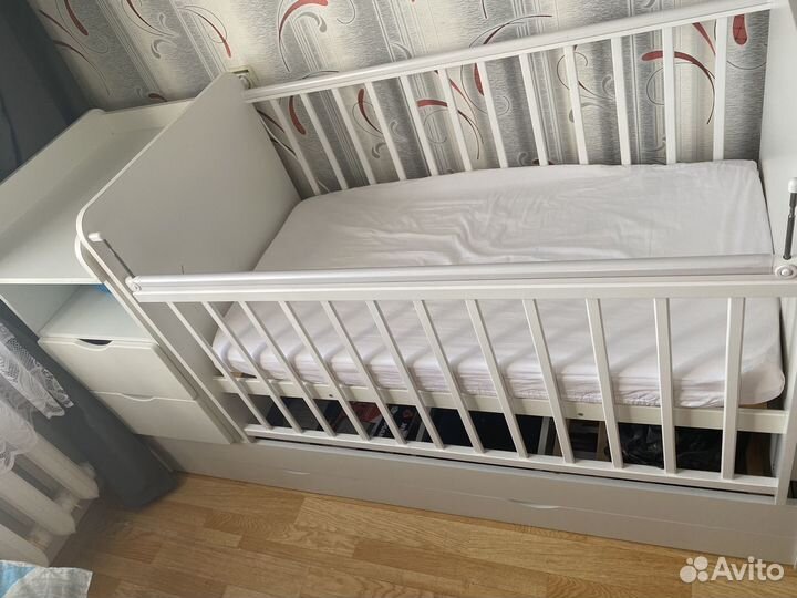 Детская кроватка с маятником