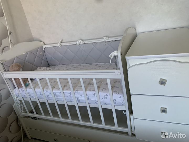 Детская кроватка с маятником и комодом