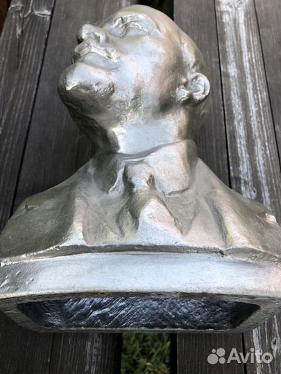 Бюст В. И. Ленина