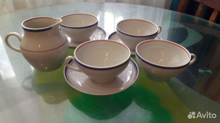 Чашки с блюдцем и молочник