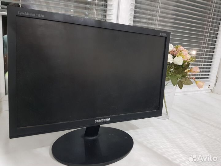 Монитор Samsung 19 дюймов широкоформатный