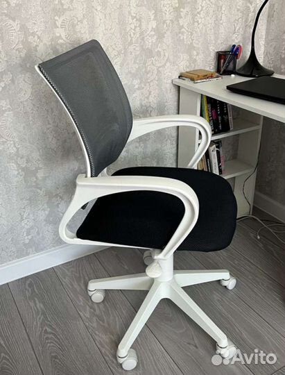 Компьютерное кресло белое