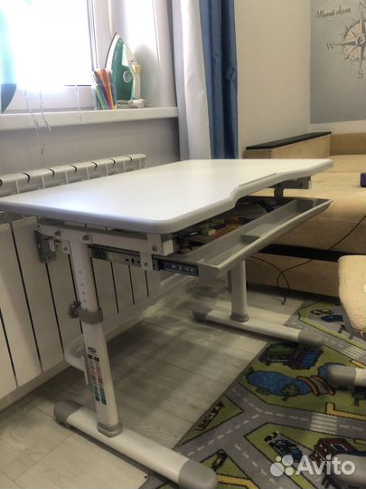 Детский письменный стол и стул