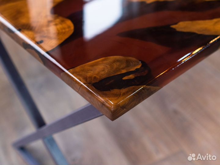 Стол из Американского ореха и эпоксидной смолы