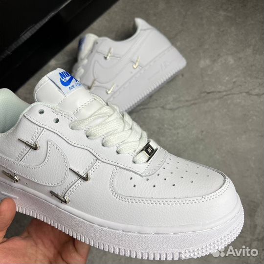 Nike air force 1 silver logo