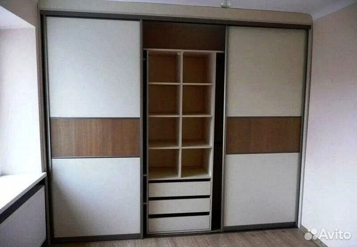 Шкаф купе с зеркальными дверцами