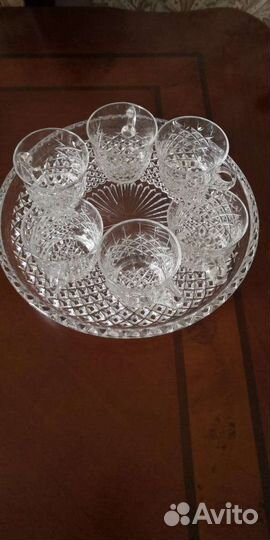 Хрустальный кружки с хрустальным блюдом