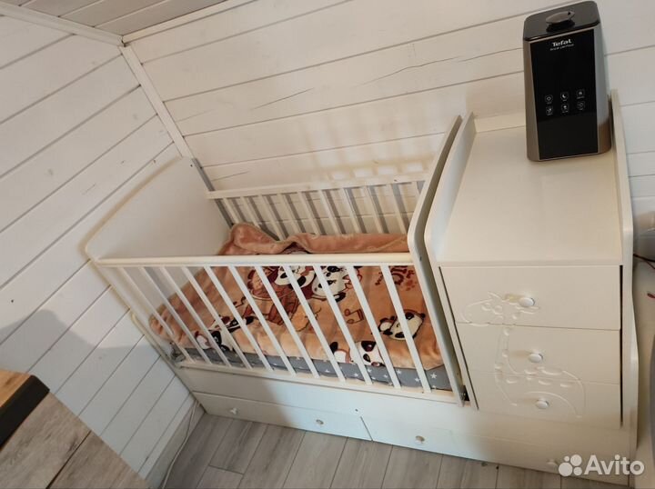 Детская кроватка с маятником