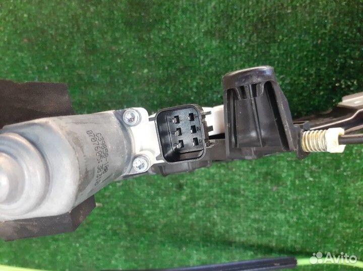 Стеклоподъемник с моторчиком задней двери L