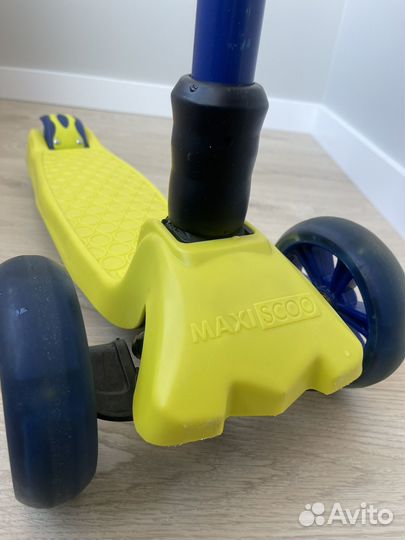 Самокат трехколесный maxiscoo