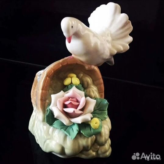 Испанская фарфоровая статуэтка Голубь