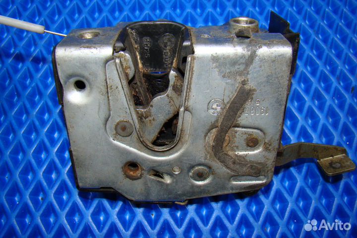 Замок двери передний правый BMW 7 E32