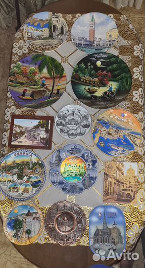 Сувенирные тарелки очень много