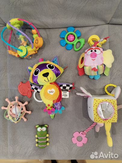 Пакетом игрушки для малыша