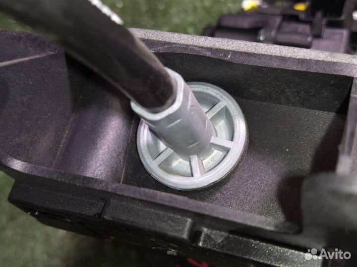 Кулиса АКПП в сборе с тросиком на Audi A3 (8V1)