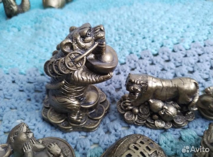 8 денежных фигурок