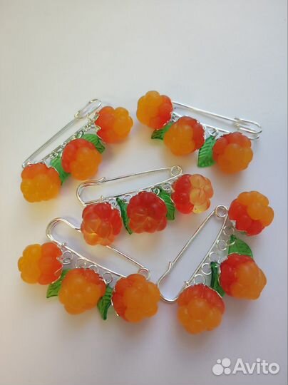 Брошь булавка. Морошка