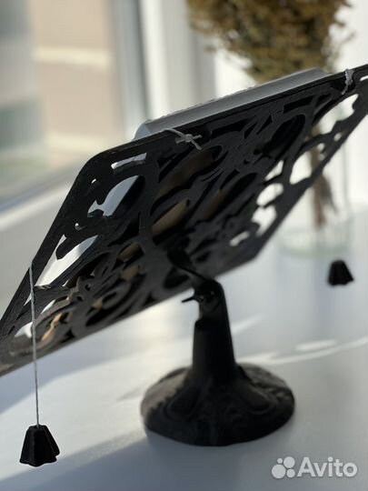 Старинная подставка для книг