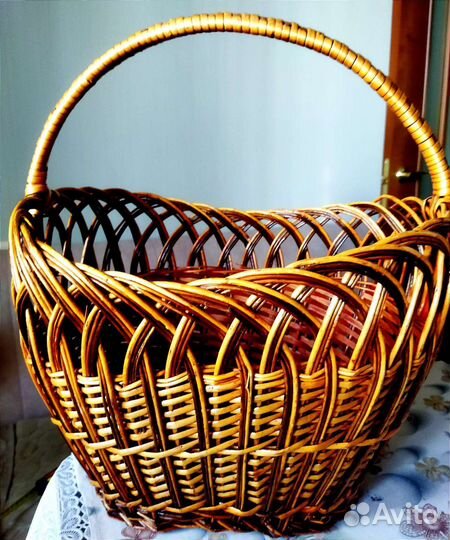 Корзинка плетëная с ручкой