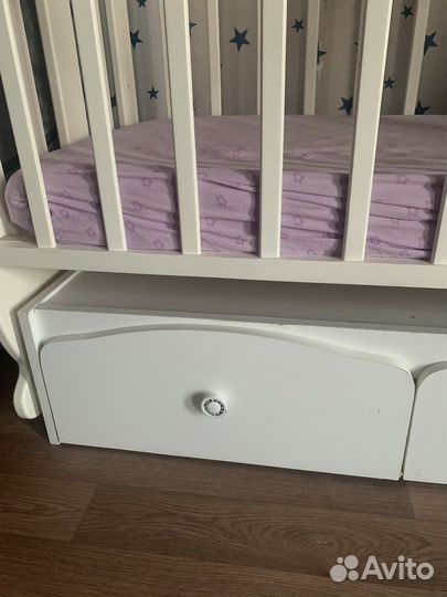 Детская кроватка с маятником и ящиками белая